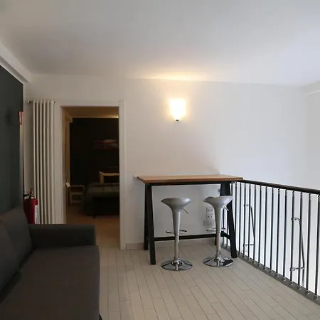 Resta Cu Mme A Chiaia Aparthotel *