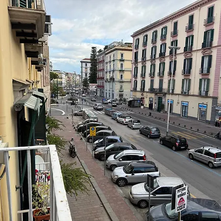 Resta Cu Mme A Chiaia 度假居