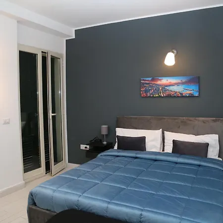Resta Cu Mme A Chiaia Aparthotel