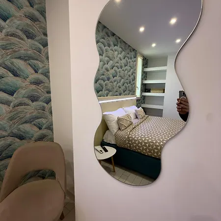 Resta Cu Mme A Chiaia Aparthotel