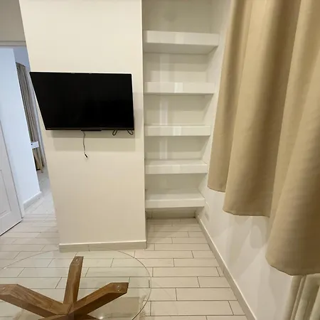 Resta Cu Mme A Chiaia Naples