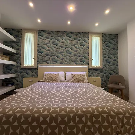 Resta Cu Mme A Chiaia Aparthotel