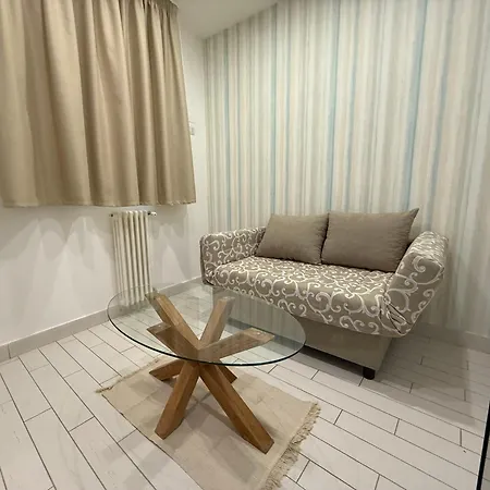 Resta Cu Mme A Chiaia Aparthotel *