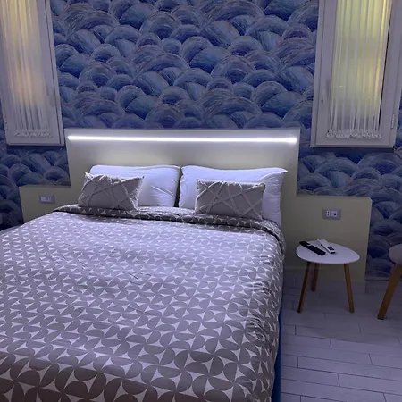 Resta Cu Mme A Chiaia Aparthotel *