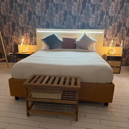 Resta Cu Mme A Chiaia Hotel apartamentowy Neapol