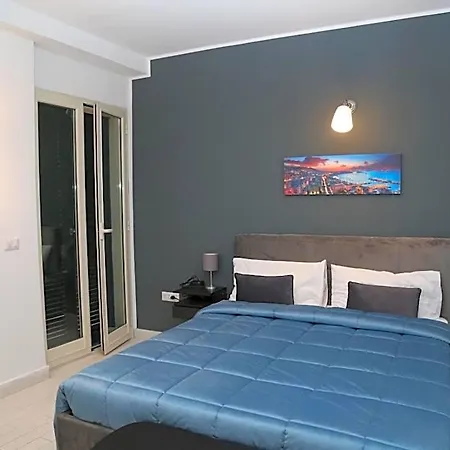 Resta Cu Mme A Chiaia بيت للعطل