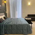 Resta Cu Mme A Chiaia Nápoly