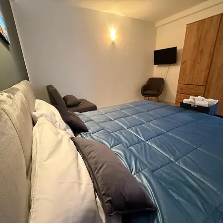 Resta Cu Mme A Chiaia 4*