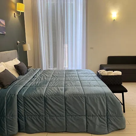 Resta Cu Mme A Chiaia Napels