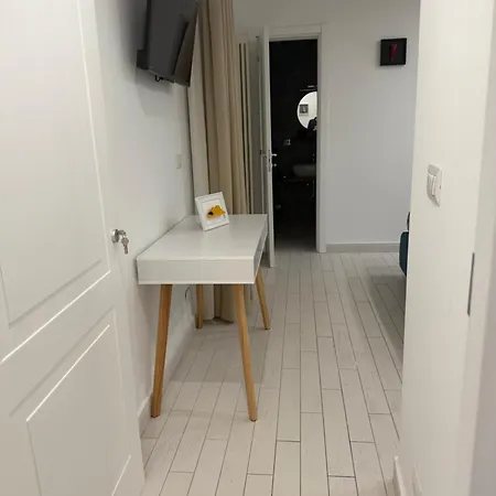 Resta Cu Mme A Chiaia Aparthotel 4*