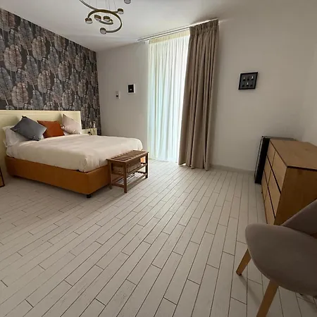 Resta Cu Mme A Chiaia