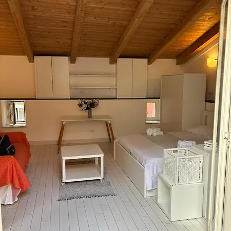 Resta Cu Mme A Chiaia Aparthotel 4*