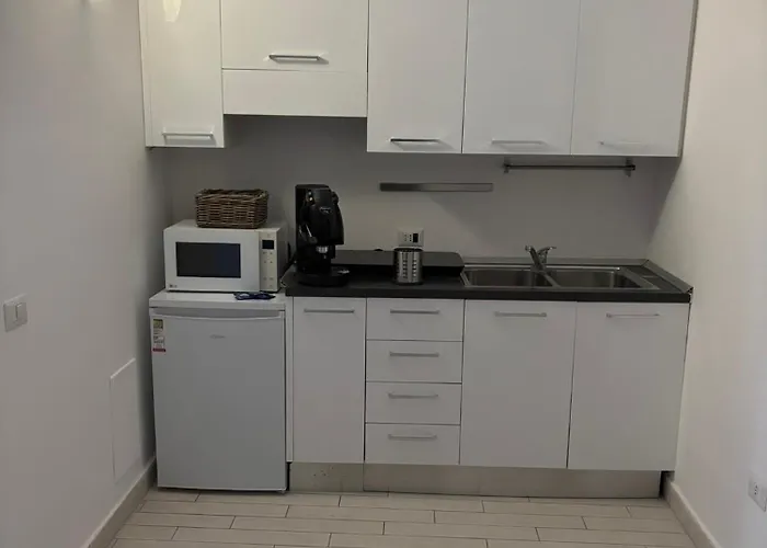 Resta Cu Mme A Chiaia Apart-hotel Nápoles