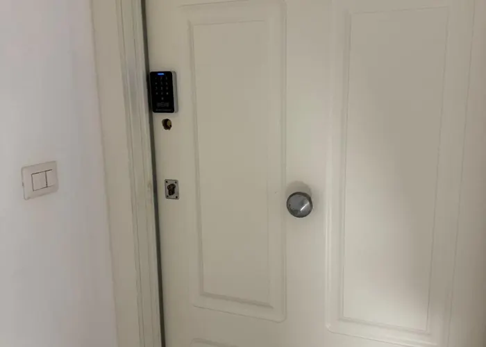 Resta Cu Mme A Chiaia Apart-hotel Nápoles